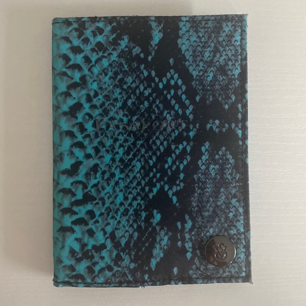 Victoria’s secret passport cover!✈️
